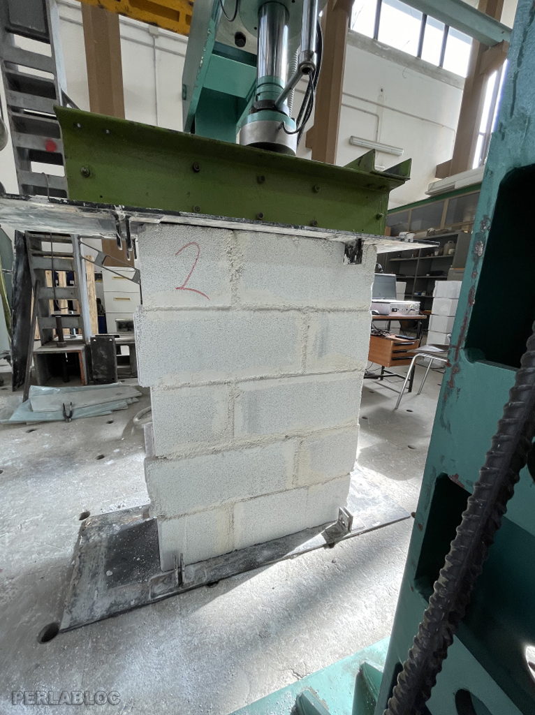 Figura 11 - Muretto in agglomerato di perlite sottoposto a prova di compressione semplice 