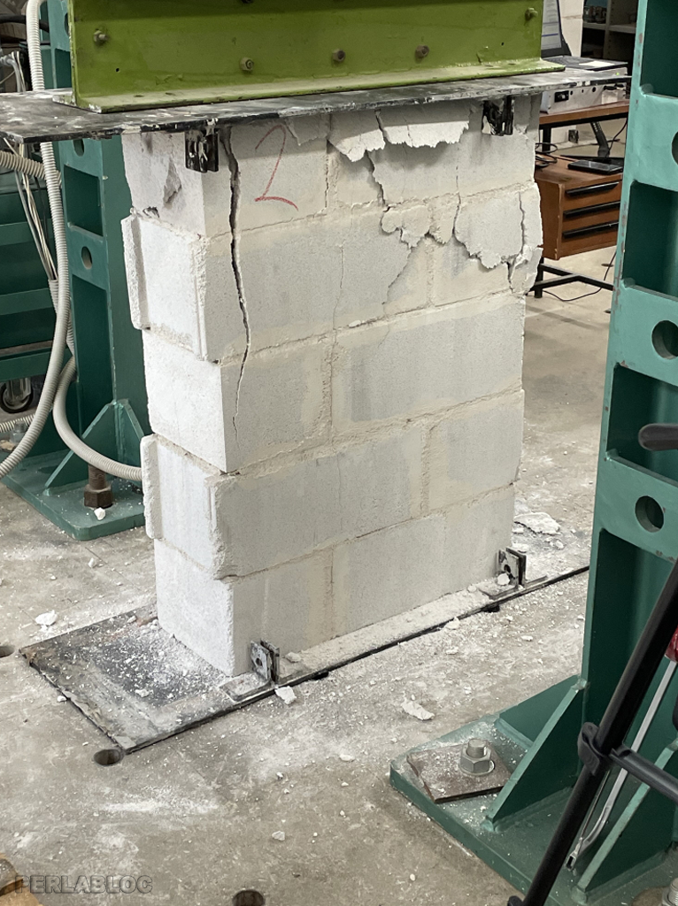 Figura 12 - Rottura rilevata su muretto in agglomerato di perlite sottoposto a prova di compressione semplice 