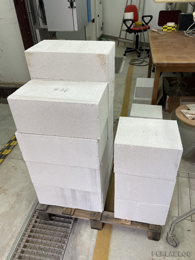 Figura 13 - Blocchi in agglomerato di perlite atti a realizzare parete per prova termica in camera climatica 