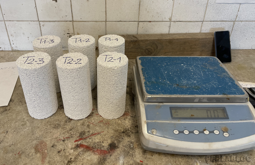 Figura 8 - Pesatura e classificazione dei campioni cilindrici in agglomerato di perlite 