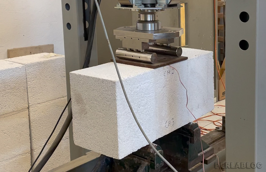 Figura 9 - Tripletta di blocchi in agglomerato di perlite sottoposta a prova di flessione e taglio 